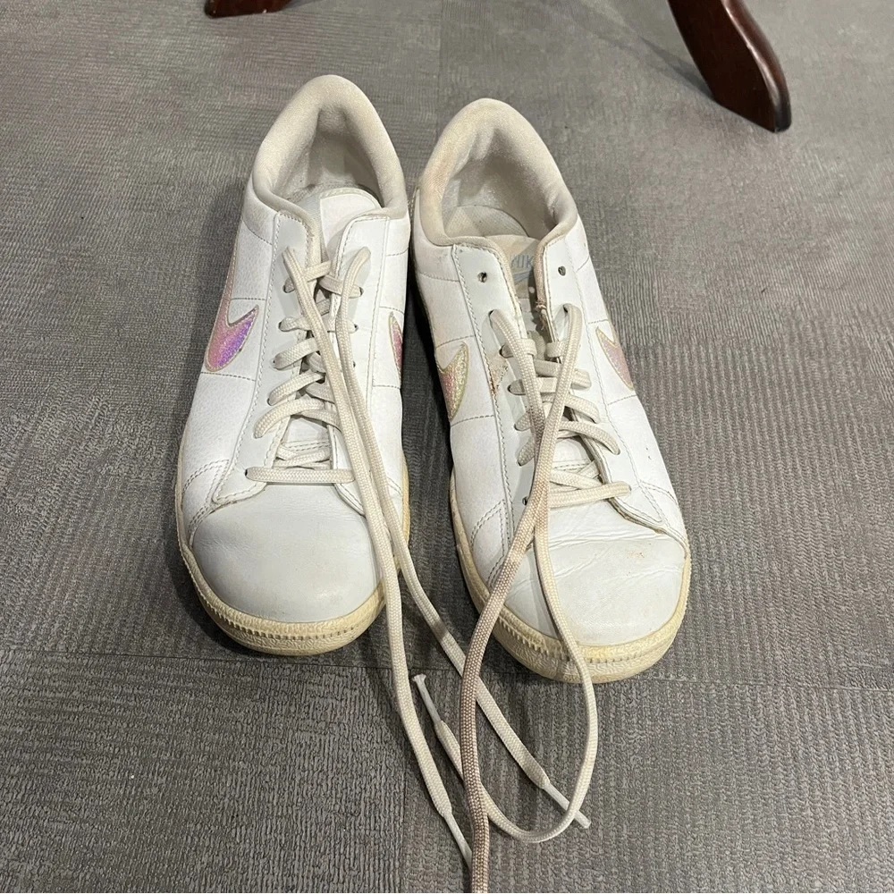 Nike Low rise White Sneakers with Iridescent Nike Logo US 9